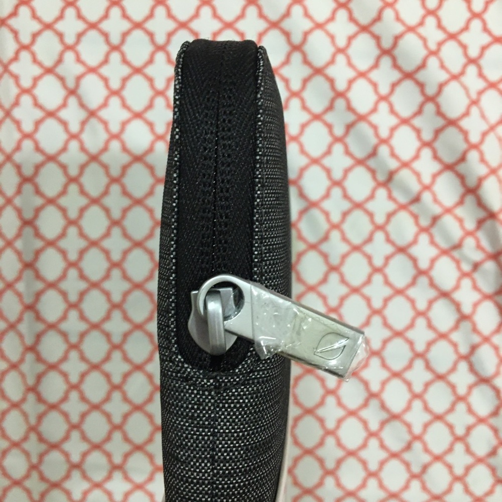 Incase 12" MacBook Case - Picture 2 of 7